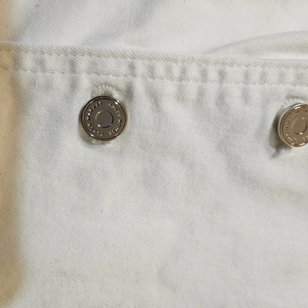 Stylish White Buttoned Top - Picture 10 of 12